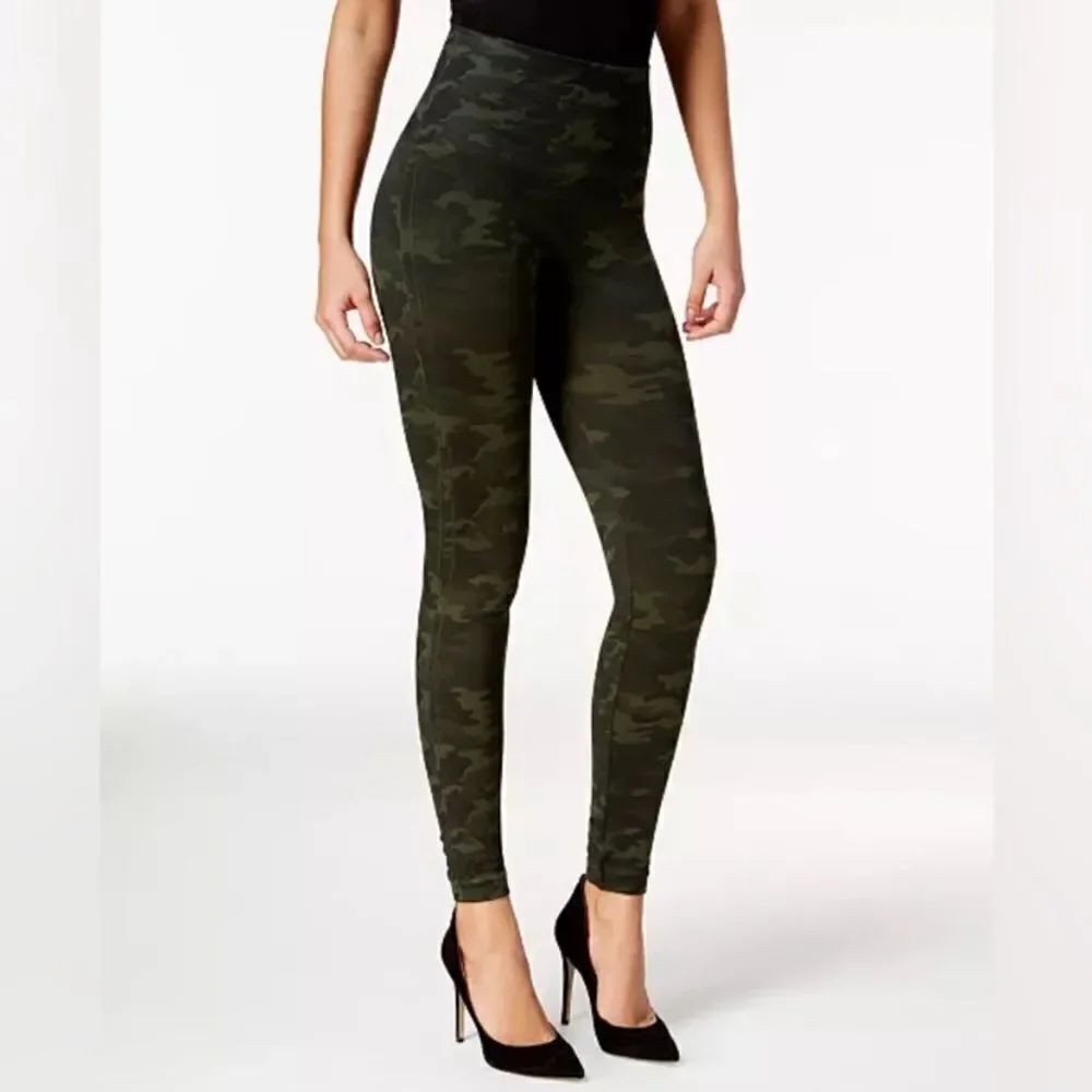 Spanx Look At Me Now seamless green camo smoothing leggings size medium